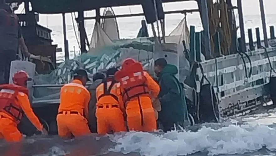 影/苗栗7旬翁出海追捕烏魚　疑絆倒墜海「卡漁網」溺斃…家屬痛哭不捨