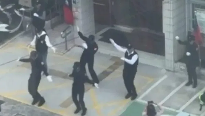 影/台中波麗士路邊大跳「科目三」…網笑翻「要扛住嘿」　大甲分局回應了