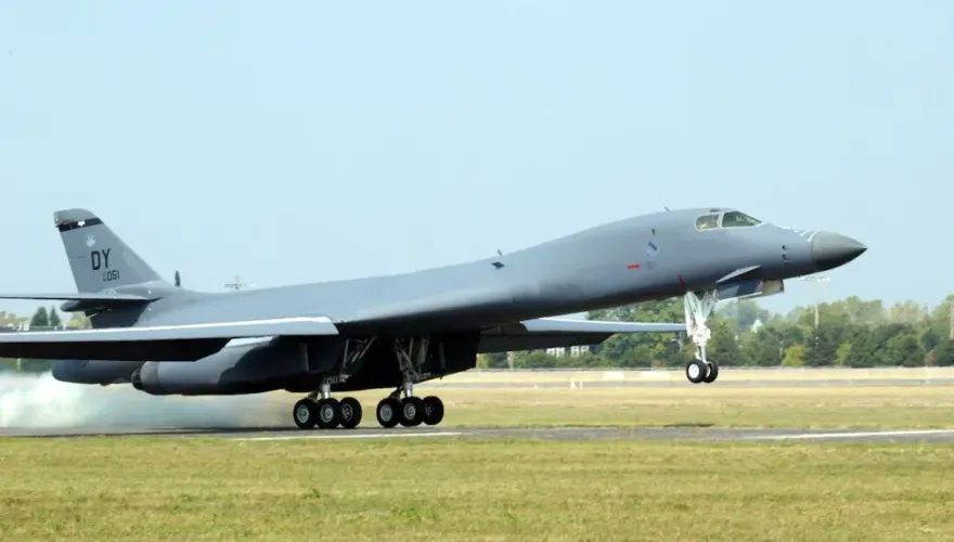 美軍B-1B轟炸機訓練途中驚傳墜毀！4飛官彈射逃生　空軍基地急關閉