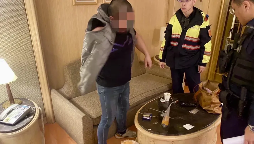 通緝男摩鐵遇警臨檢緊張露餡　房內滿桌毒品束手就逮