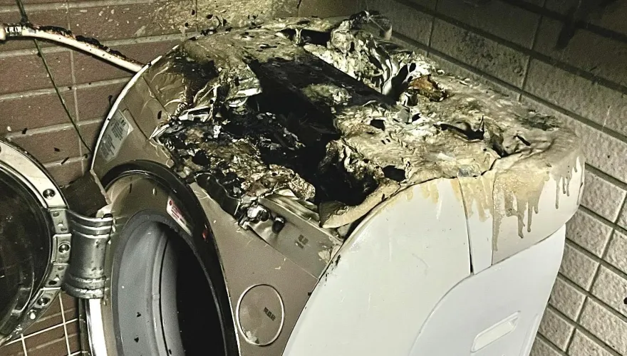 陽台沒燈突發奇想點蠟燭照明　不慎引燃洗衣機整台燒熔