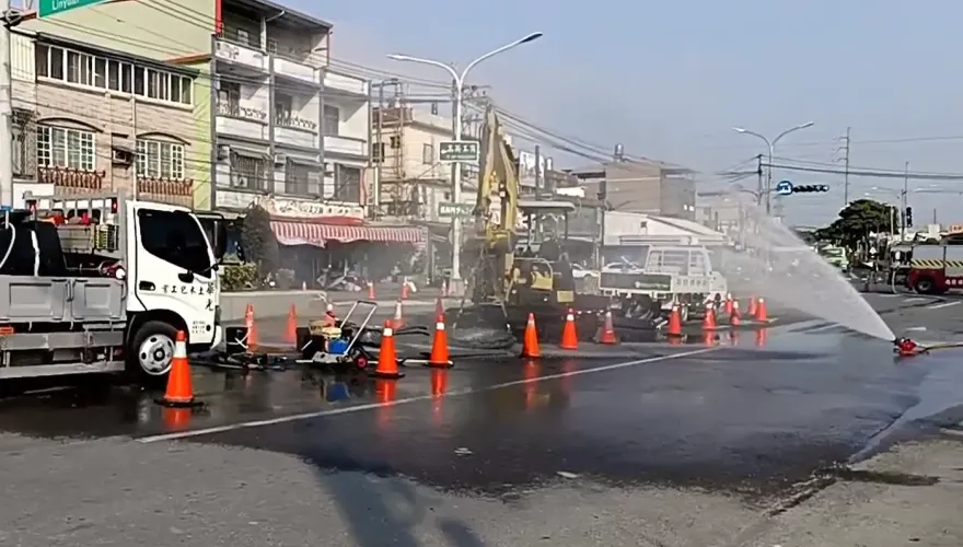 快訊/高雄大寮工地挖斷管線瓦斯外洩　消防員封鎖警戒