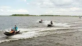 夫妻騎水上摩托車遊河　人妻遭水柱擊中下體破裂亡