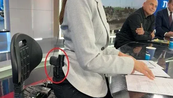 以巴開戰/以色列女主播腰際佩槍報新聞　她霸氣嗆「別惹猶太女人」