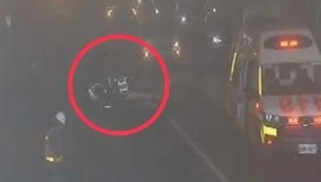 快訊/中清地下道大型重機撞小貨車　騎士噴飛骨折「嚴重撕裂傷」送醫急救