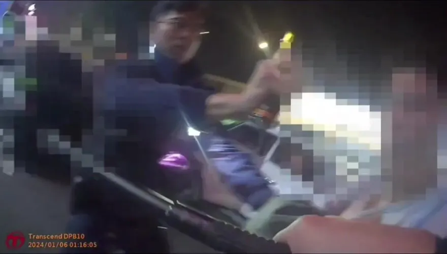 影/通緝毒蟲深夜違停被盤查　坐上警車還想逃…辣椒水一噴投降了
