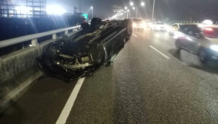 影/台中黑色賓士自撞四輪朝天！前方豐田車慘遭殃　駕駛負傷自行脫困