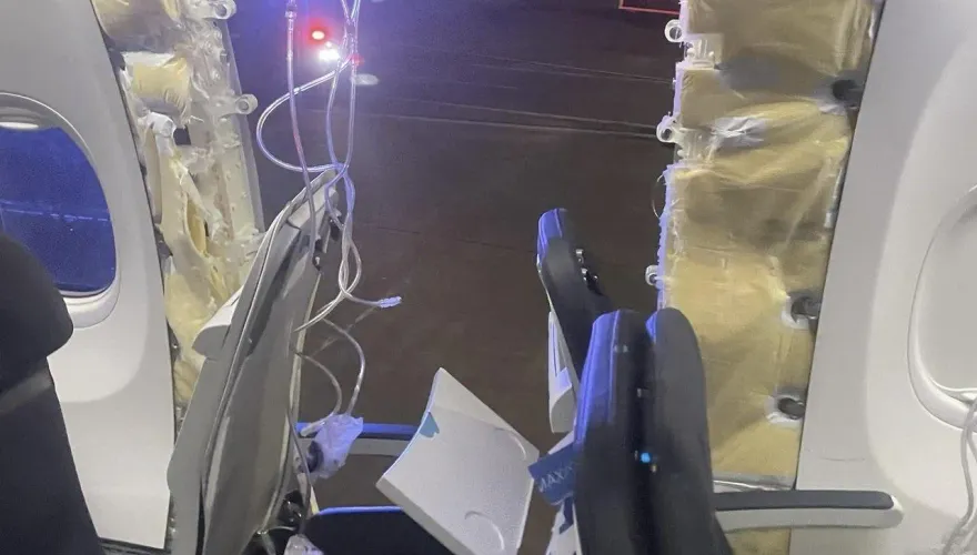 影/飛機16000英尺高空中窗板竟被吹走　機身破大洞驚險畫面曝