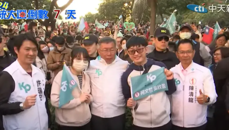 柯文哲台中車掃搶票　粉絲搶合照塞爆市民廣場