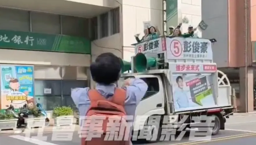 影/蕭美琴車隊掃街被「比倒讚」！汽機車綠燈被阻5分鐘喇叭狂按　中壢警道歉了
