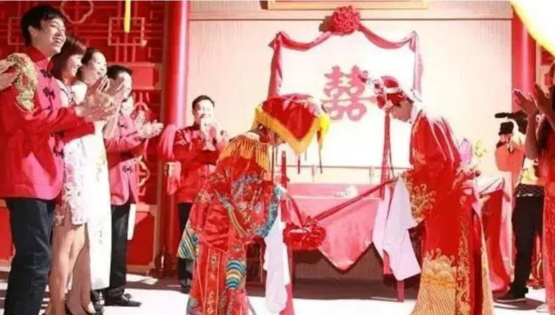 醫院顧病妻卻「夢到婚禮」！新娘還不是老婆　網嚇傻：那裡曾是夜總會