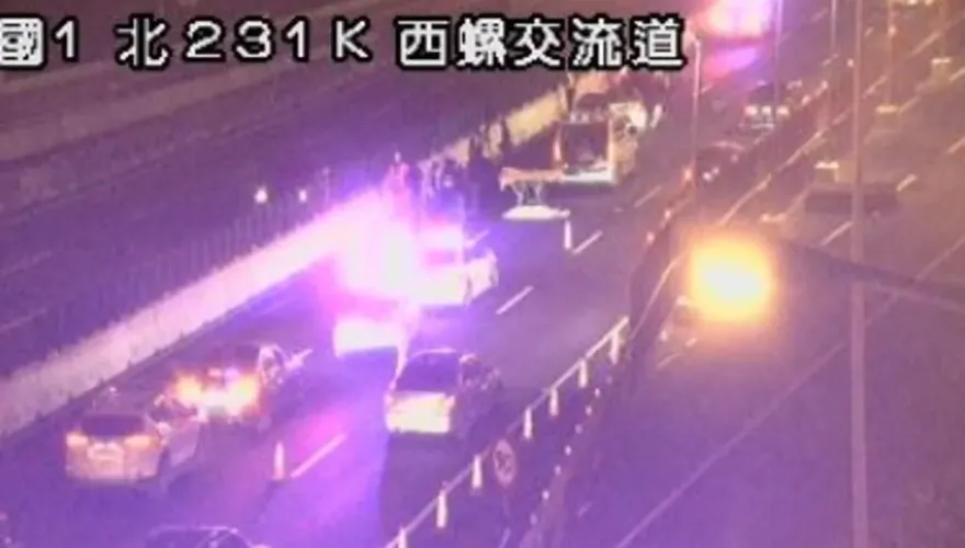 快訊/國1北上230.9K西螺交流道嚴重事故！轎車翻覆1人噴出車道蓋白布