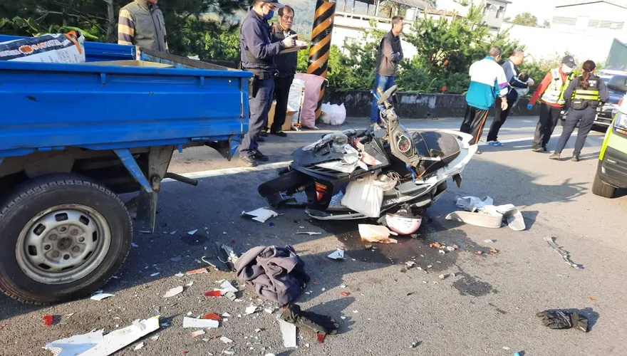 影/逆光惹禍！貨車突降速　18歲媽騎車「胸前背嬰」撞上、1歲兒頭挫傷