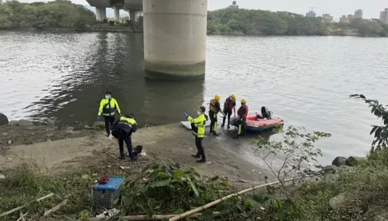快訊/嚇死！板橋大漢溪驚見「男屍漂浮」　警消打撈上岸釐清身分