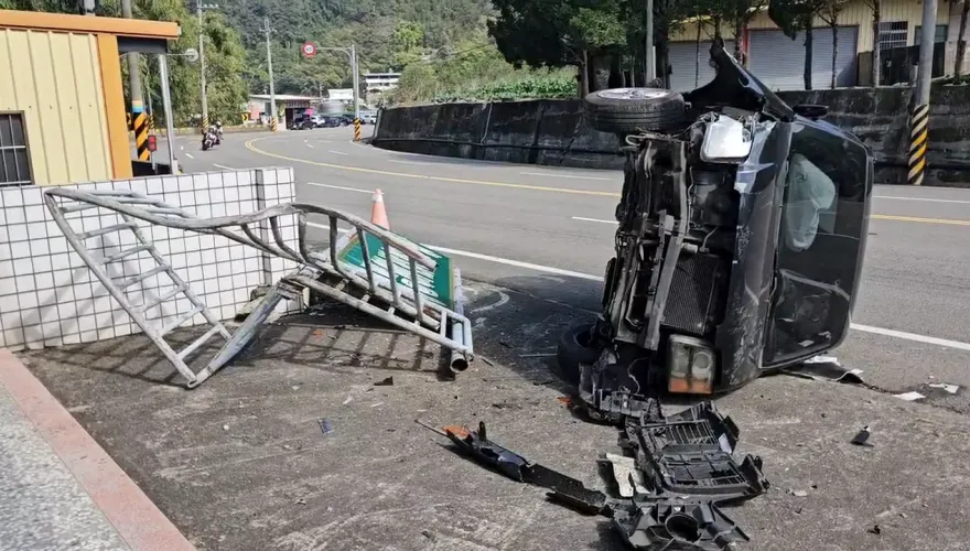快訊/吃感冒藥上路！台3獅潭段女自撞招牌翻車　還打破民宅玻璃
