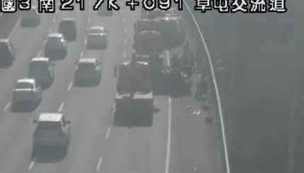 快訊/國3草屯交流道「3車大碰撞」！轎車翻覆零件四散