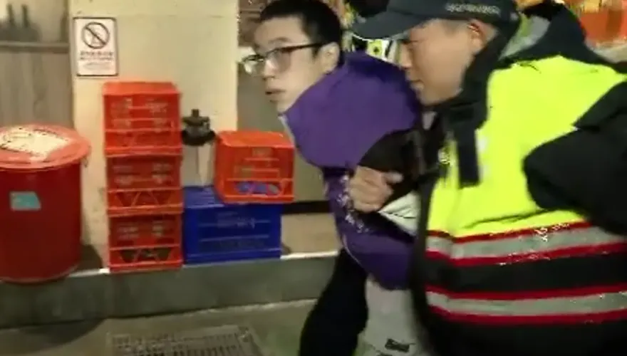 影/趙少康掃街遇襲！主張「火鍋不可加芋頭」立委候選人鬧場　遭壓制上銬逮捕
