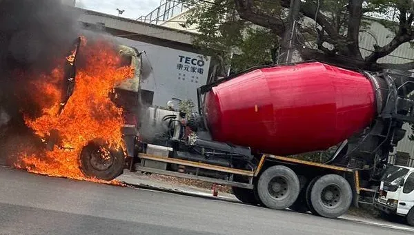 快訊/整個車頭陷火海！高雄仁武街頭驚見水泥車突燃燒 　駕駛急逃生