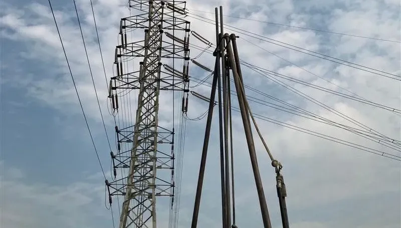 快訊/小港國7地質鑽探「長管碰到高壓電」！台電30歲男員工手臉燒燙傷