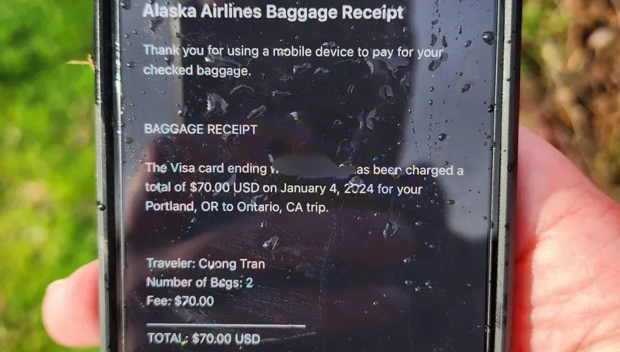 史上最高耐摔測試！阿拉斯加航空機身破洞乘客手機遭吸走　掉落1萬6千英尺竟完好如初