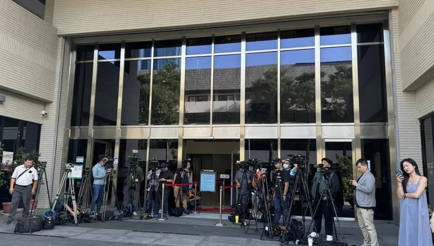 擎天崗野餐桌激戰情侶到案了！涉公然猥褻遭移送
