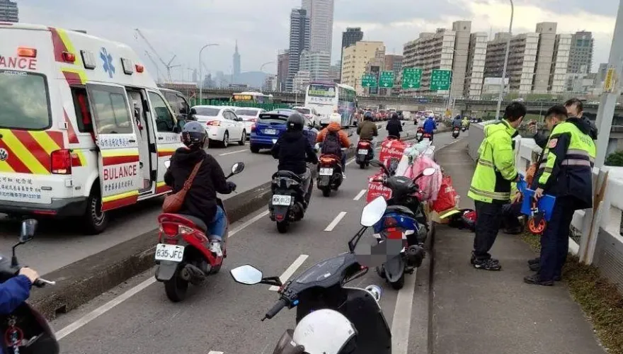 影/疑未保持車距追尾！三重忠孝橋3機車撞成一團　3輕傷