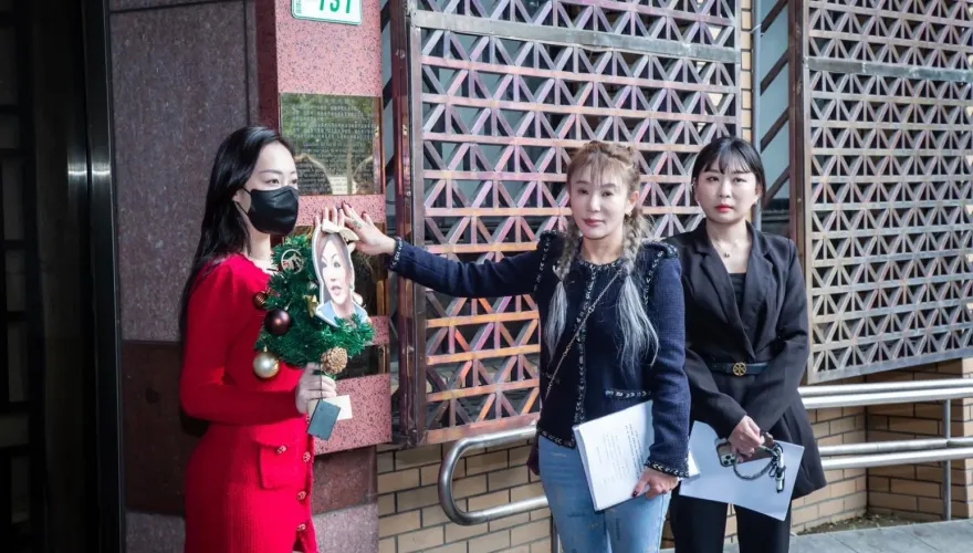 李珍妮飯局找碴挨諷像耶誕樹　怒嗆名媛、前主播「做雞的」挨告