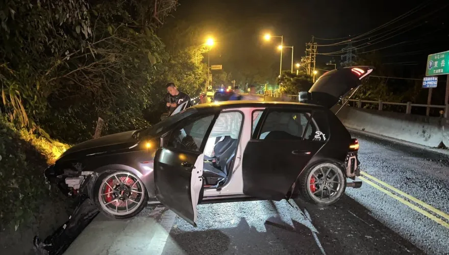 影/深夜台九線跑山　超車不成自撞山壁2人送醫