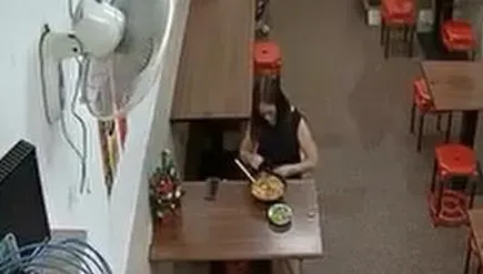 影/高雄驚見「髮菜姊」！拔頭髮加青菜嗆小吃店家　老闆當場打臉「有拍到喔」