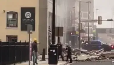 影/德州市中心大爆炸！酒店被炸爛「建材碎片阻塞街道」　他早就聞到天然氣味