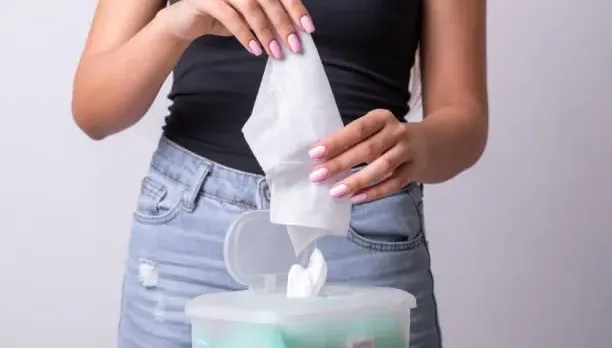 女子屁股反覆「爆膿」好不了！醫曝原因：太愛乾淨「用香味紙巾」擦屁股