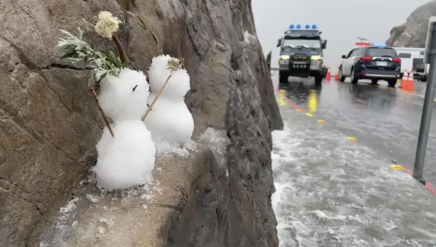 影/合歡山下冰霰了！道路結冰需掛雪鏈　遊客衝上山「發抖」堆雪人