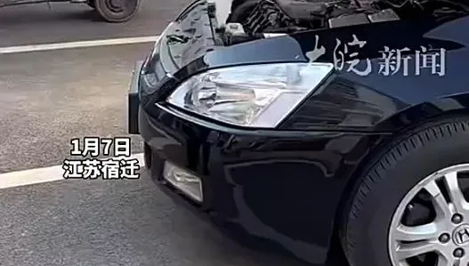 影/領證後第一次上路就「踩爆水箱」狂冒煙　菜鳥駕駛自嘲：感覺像開蒸氣車
