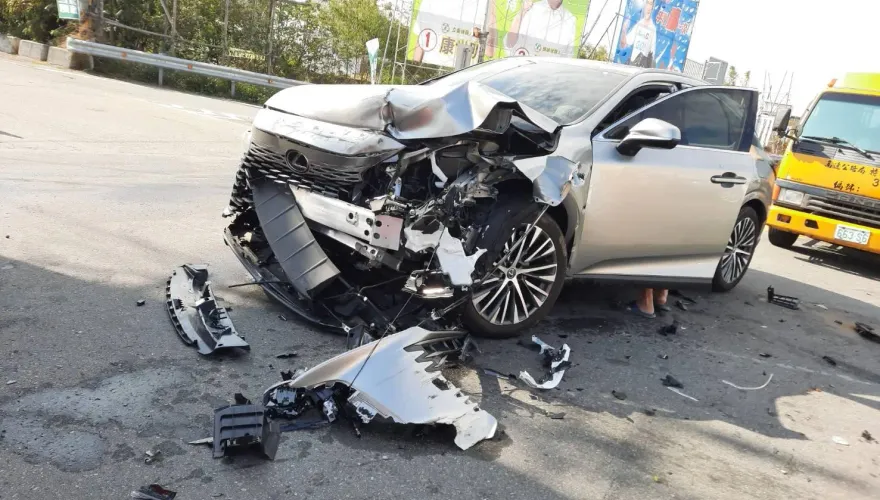 影/苗栗休旅車右轉撞小貨車！重心不穩傾斜、差點翻覆
