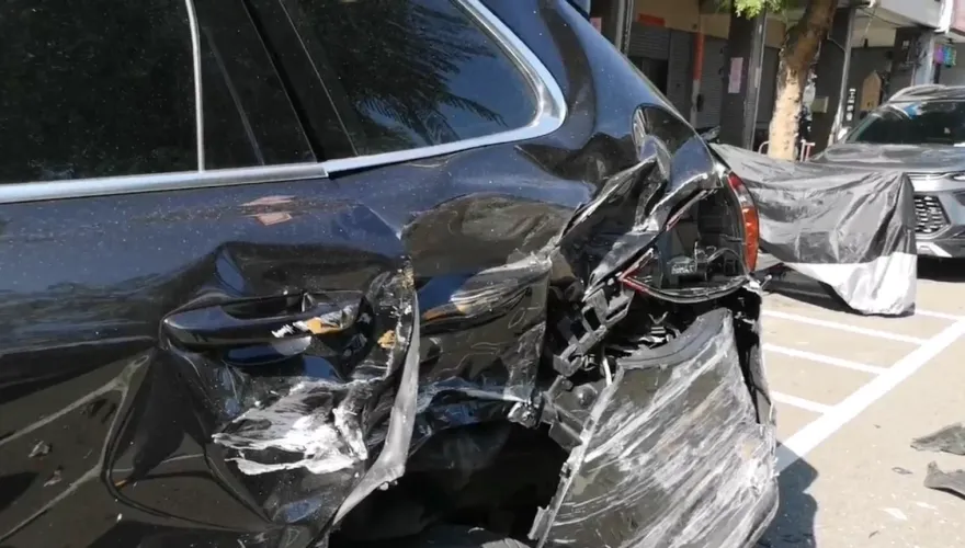 影/台中客運咬保時捷屁股…還波及6機車！修車費恐破百萬
