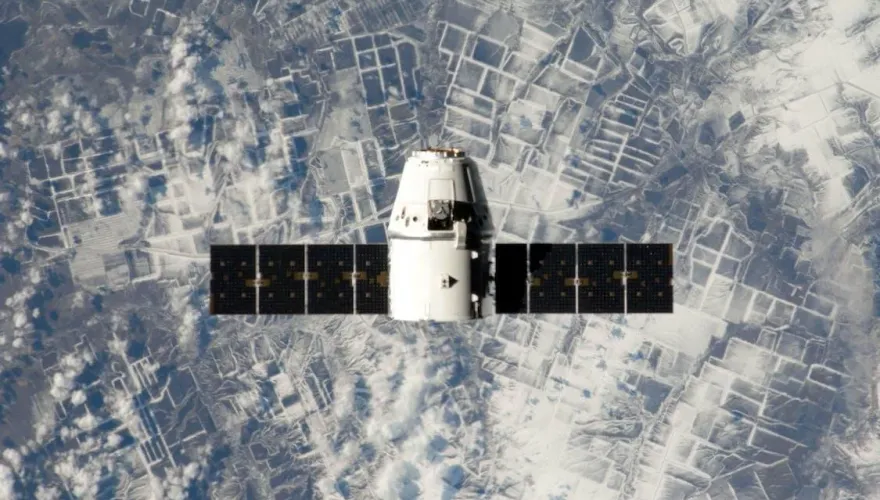影/6秒驚人影片曝！高雄民眾捕捉疑大陸發射衛星　高速劃破南部天空