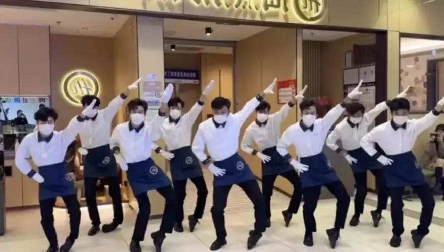 寧夏夜市科目三狂被轟！他不解當年「小蘋果」卻爆紅人人愛　內行人解答