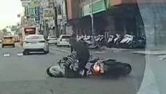 影/這麼急？他停車驚見「身邊一道光」掠過　竟是莽男騎士闖紅燈撞倒阿公