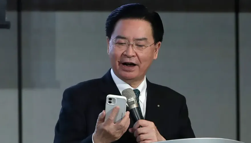 外媒超傻眼！吳釗燮國際記者會收國家級警報　瞎喊衛星飛「越南上空」That's okay！