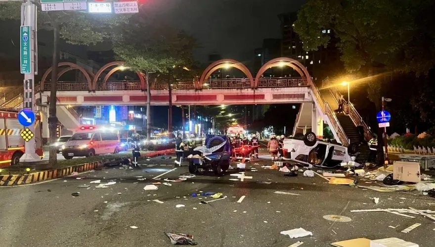快訊/撞擊瞬間曝！新北板橋2車擦撞翻車　2駕駛受傷