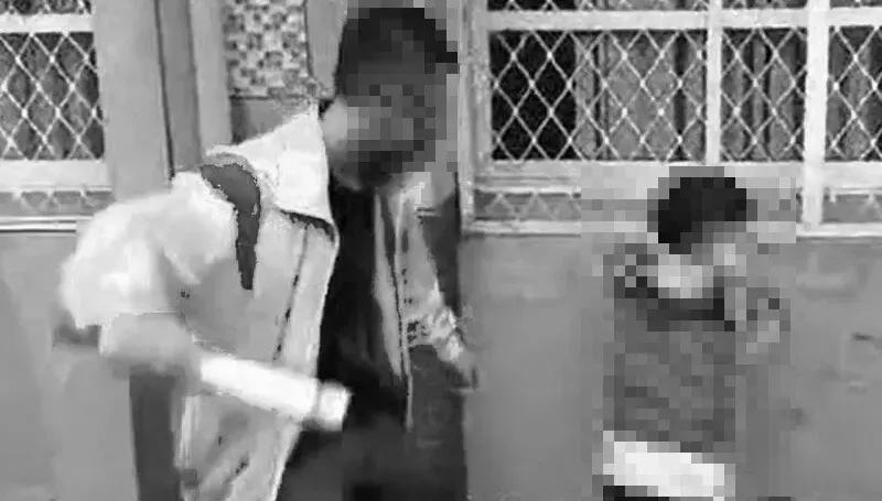 真可惡！桃園某國中「侏儒症」學生遭霸凌　他持棍狀物猛K...同學還起鬨