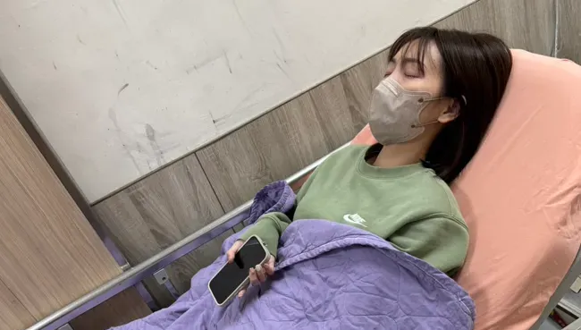 38萬YTR女友「肚痛爆送急診」！虛弱躺病榻畫面曝　照完X光片尷尬了