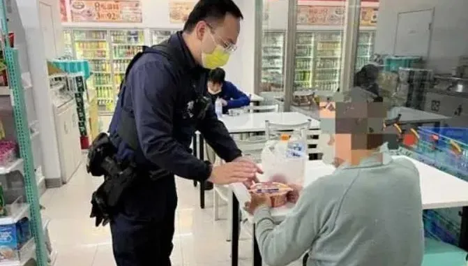 溪湖男受凍癱坐馬路邊！警方即刻救援…附送暖心牛肉麵