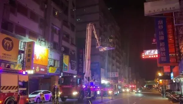 影/台中公寓電線走火竄煙！48歲獨居女倒雜物間不治　身旁貓咪們相伴