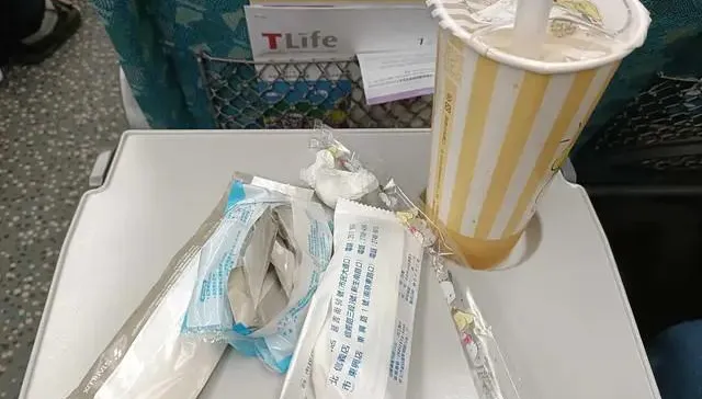 高鐵打翻飲料！她巧逢人生低潮邊哭邊擦...乘客伸援手讓她感動