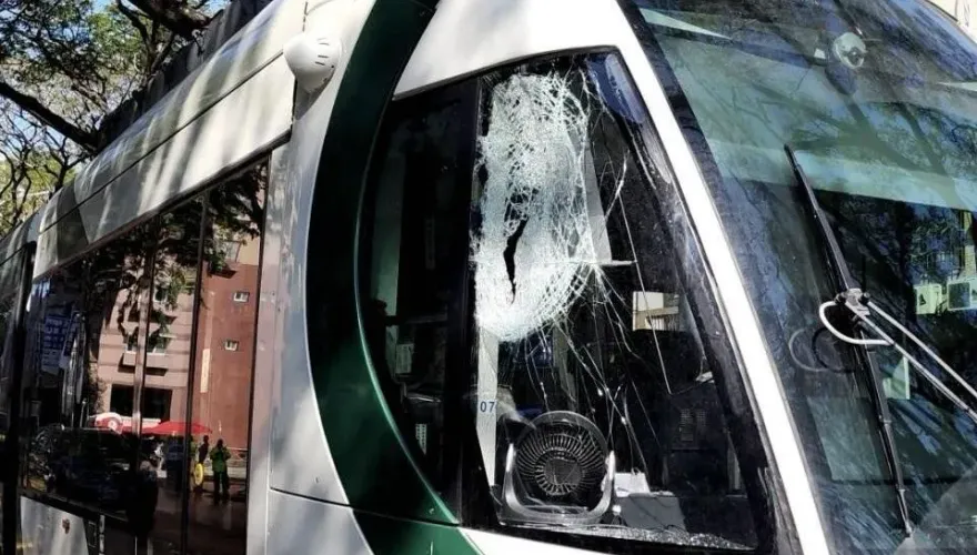 快訊/高雄輕軌被大卡車撞！車窗破碎、列車無法動　高捷公司回應了
