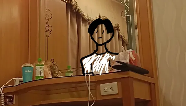 妹子旅館半夜玩平板！抬頭鏡中突現「男慘白扁平臉」　網：揪他玩