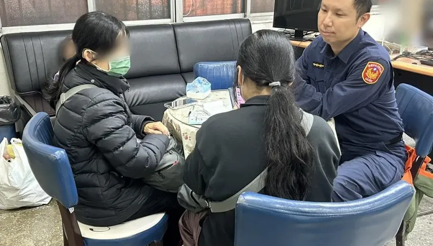 無聲的溫暖！中壢警「手語專長」助聽障婦找回手機　洋蔥藏在雙手