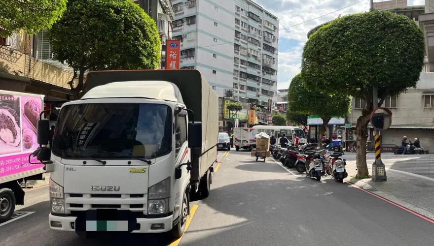 影/永和驚悚爆頭車禍！撿回收物阿伯突暈眩仰倒路中　小貨車來不及閃當場輾過