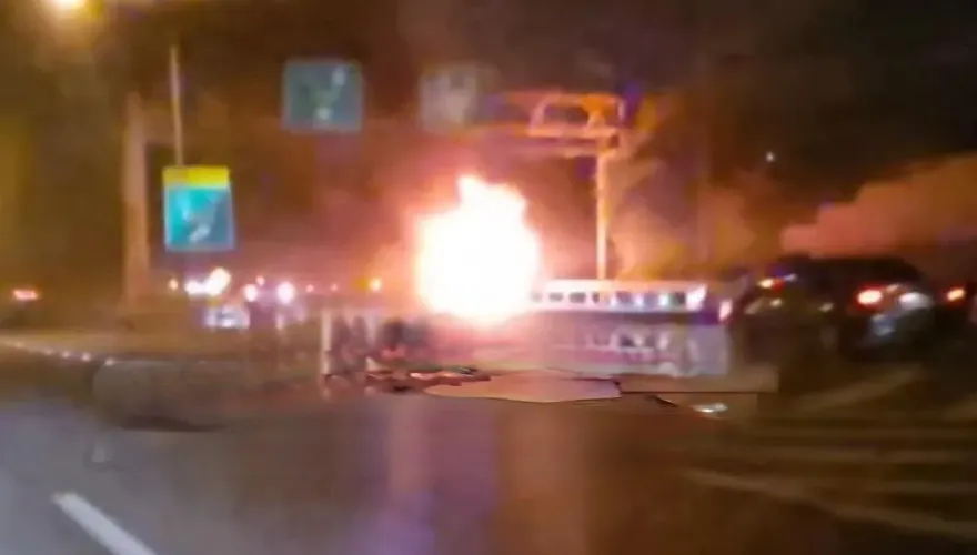 快訊/國道2號路肩驚傳火燒車！遊覽車「燃成一團火球」　無傷亡車慘剩骨架